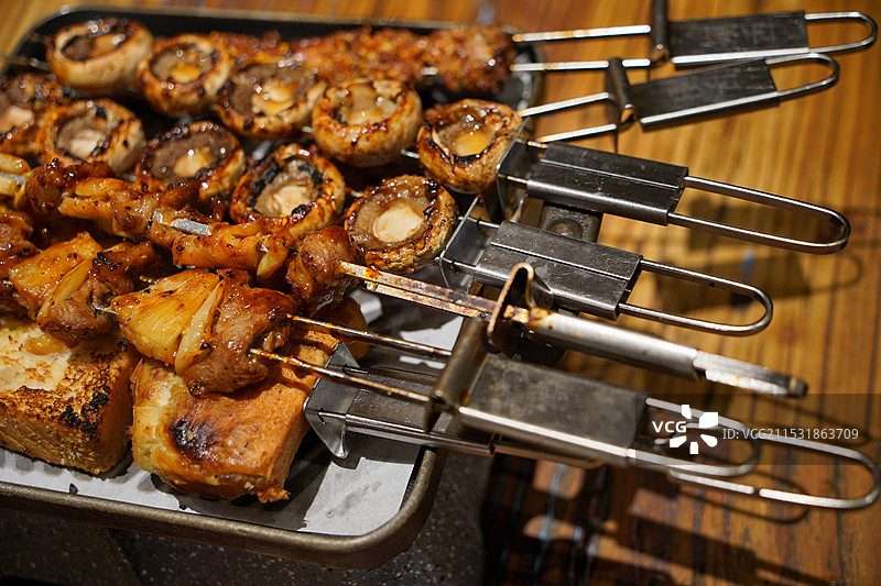 北京市西单硬舌酒肉小吃烤肉店里的炒肉烤串铁签铁钎麻辣羊肉串烤口蘑烤面包烤牛肉图片素材