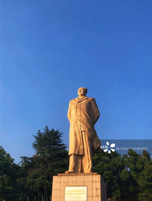 湖南长沙岳麓山湖南大学毛主席像图片素材
