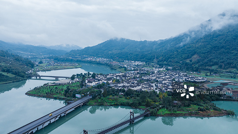 川藏公路G318上的飞仙湖和飞仙关大桥图片素材