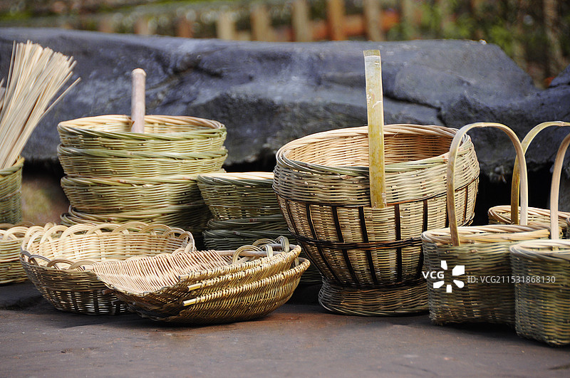 中国四川雅安上里古镇手工制作的传统竹器图片素材