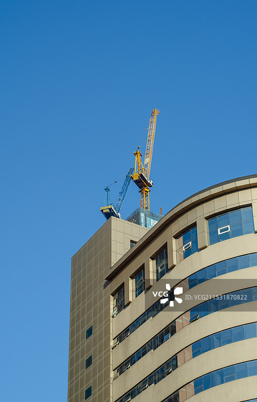 青岛蓝天下的高楼正在建设图片素材