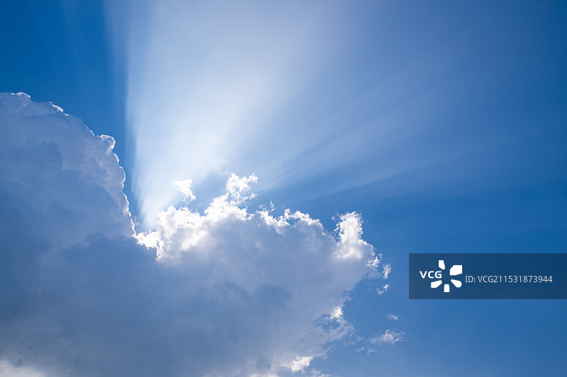 蓝天白云丁达尔效应特写图片素材