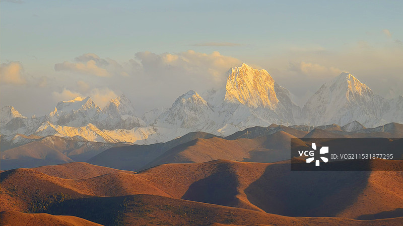 晴朗天空蓝天白云下游览四川新都桥鱼子西看秋季彩林贡嘎群山和雅拉雪山图片素材