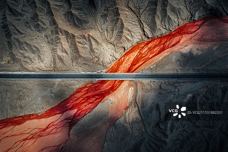 青海戈壁滩U型公路大地之血血水沙滩风光图片素材