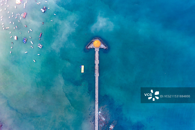 山东省青岛市栈桥风景区栈桥及回澜阁图片素材