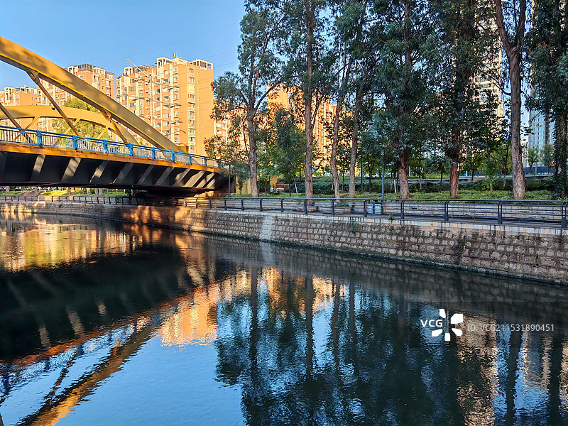 云南昆明穿城河流盘龙江水天一色的沿岸风景图片素材