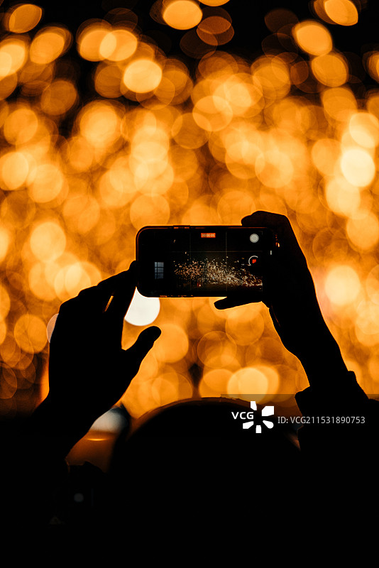 用手机拍摄打铁花图片素材