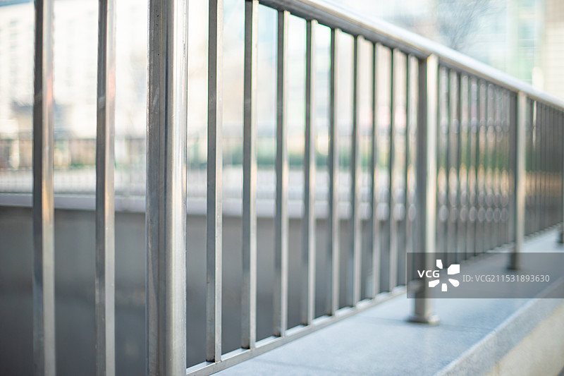 中国城市交通设施拍摄主题，建筑外部的人行道上的不锈钢栏杆前景聚焦特写，户外白昼无人图像摄影图片素材