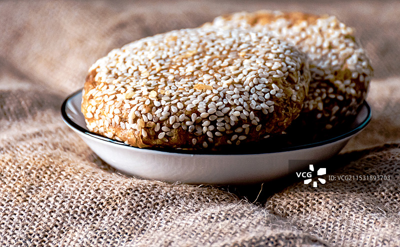 老北京小吃麻酱烧饼麻酱饼美食特写镜头图片素材