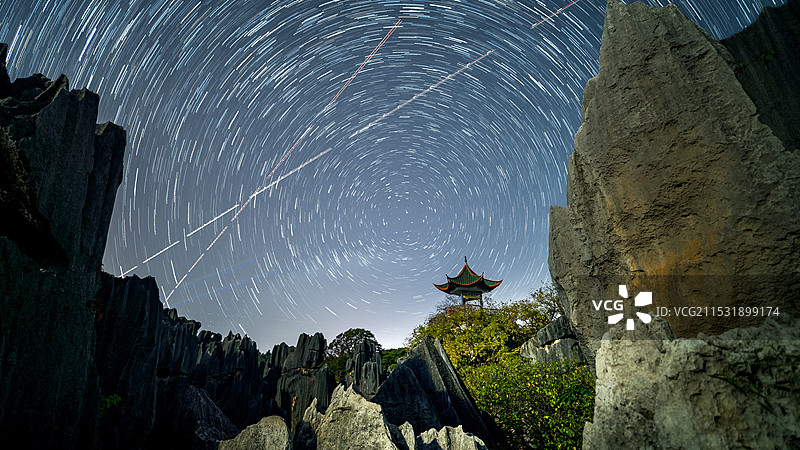 望峰亭--云南石林风景区    象形石头的星轨    星际星空图片素材