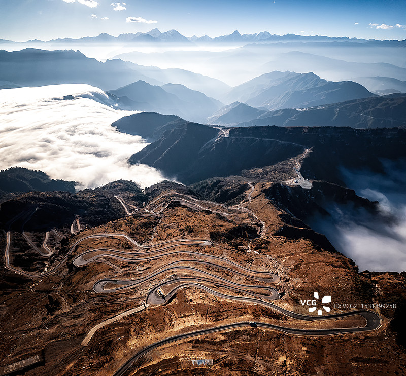 牛背山盘山公路与贡嘎雪山、云海、彩云图片素材