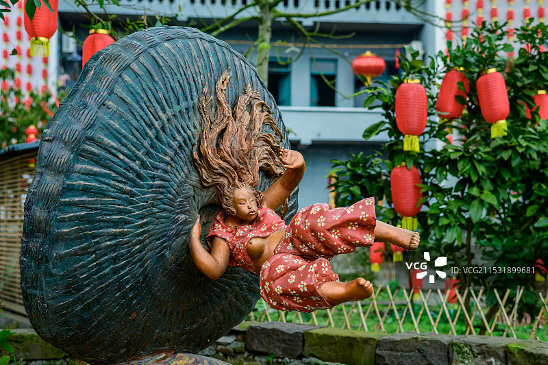 乡村雕塑：扛簸箕的女子图片素材