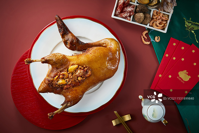 正上方视角拍摄的新年传统年夜饭美食 八宝鸭图片素材