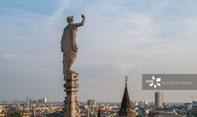 米兰大教堂屋顶上的圣人雕像图片素材