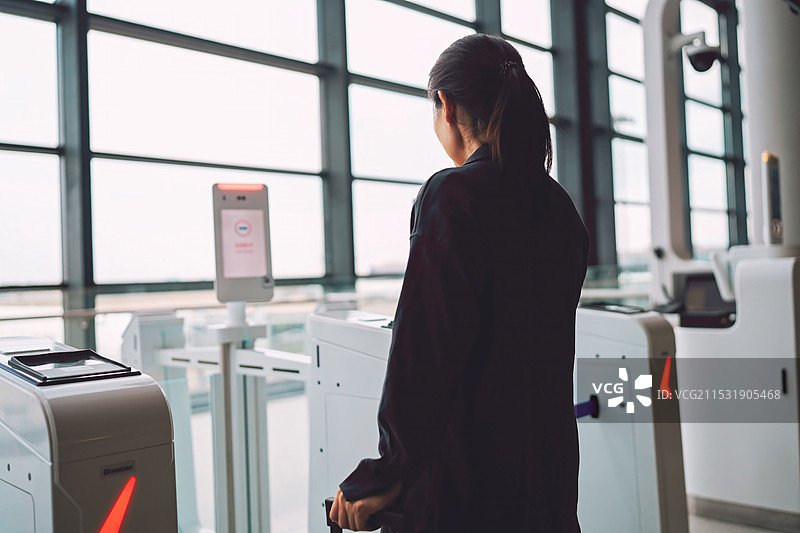 期待旅行：在值机柜台的旅行者图片素材