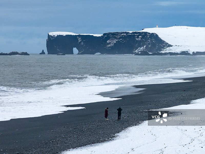 冰岛北极圈维克小镇黑沙滩岩石奇观雪景航拍图片素材