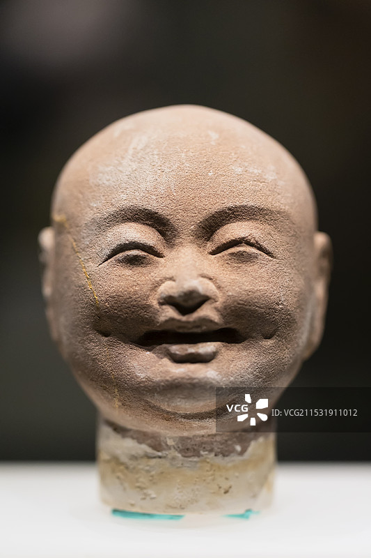 红砂石笑面罗汉头像 唐代  邯郸市博物馆图片素材