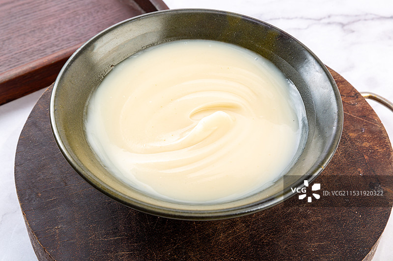 一碗熬猪油，炼制猪板油图片素材