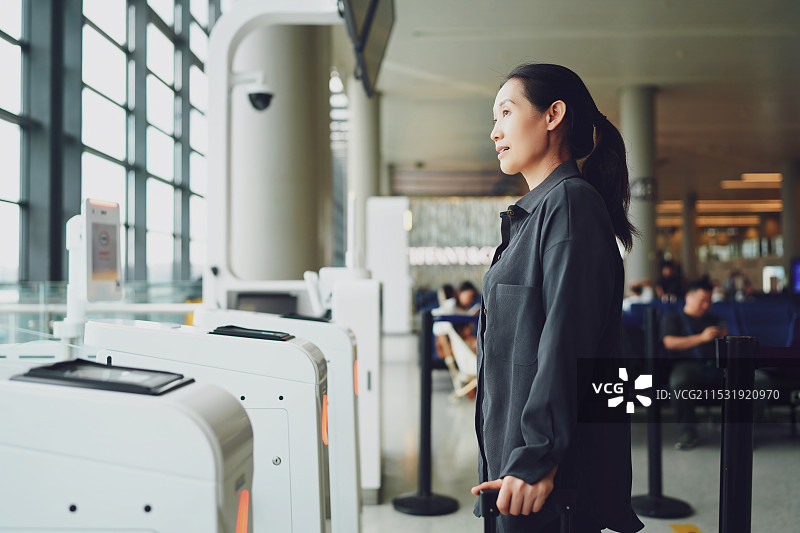 期待旅行：在值机柜台的旅行者图片素材