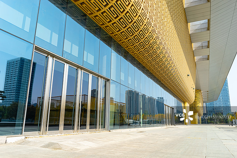 中国山东泰安，高视角拍摄泰山国际会展中心广场和传媒大厦日报社写字楼，户外白昼无人图像摄影图片素材