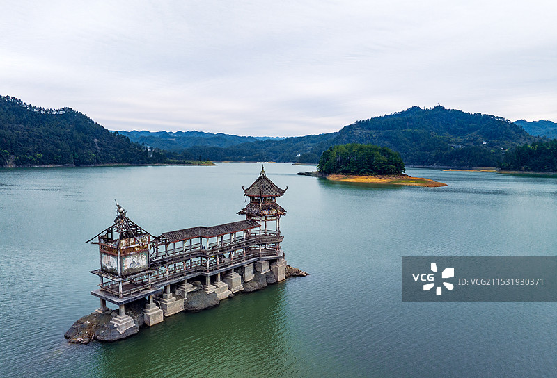重庆黔江小南海绿水青山湖面水面山水小岛风光图片素材