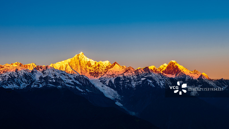 梅里日照金山图片素材