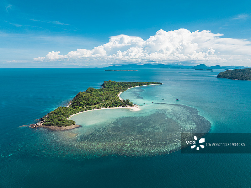 航拍视角下的热带度假海岛和珊瑚礁图片素材