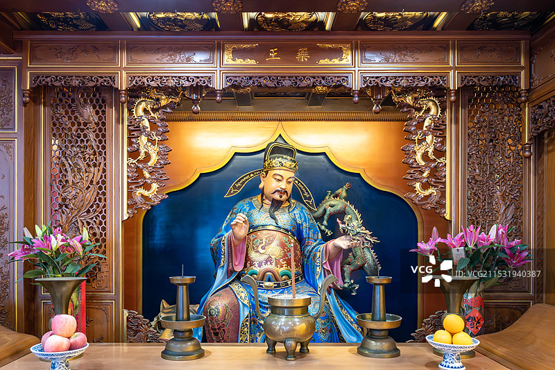 上海城隍庙供奉的神灵塑像图片素材