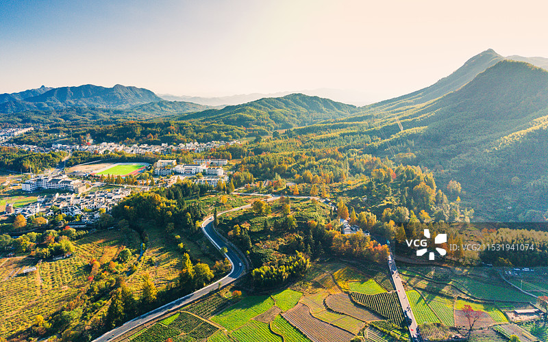 黄山宏村镇卢村航拍秋日风光图片素材