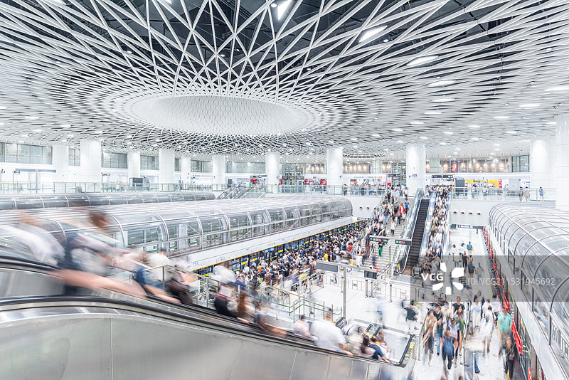 忙碌的深圳岗厦北地铁站图片素材