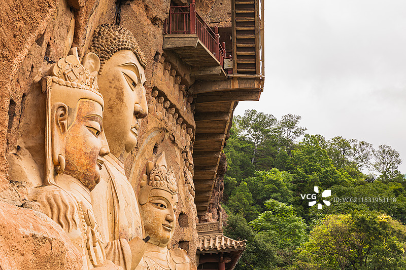 麦积山石窟在甘肃省天水市麦积区，是中国四大石窟之一，被誉为“东方雕塑馆”。石窟始建于后秦。图片素材