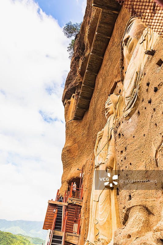 麦积山石窟在甘肃省天水市麦积区，是中国四大石窟之一，被誉为“东方雕塑馆”。石窟始建于后秦。图片素材