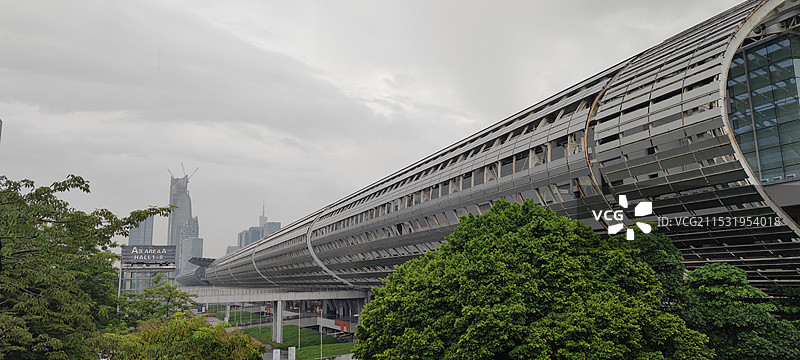 多云天空下的广州琶洲会展中心钢结构建筑特写图片素材