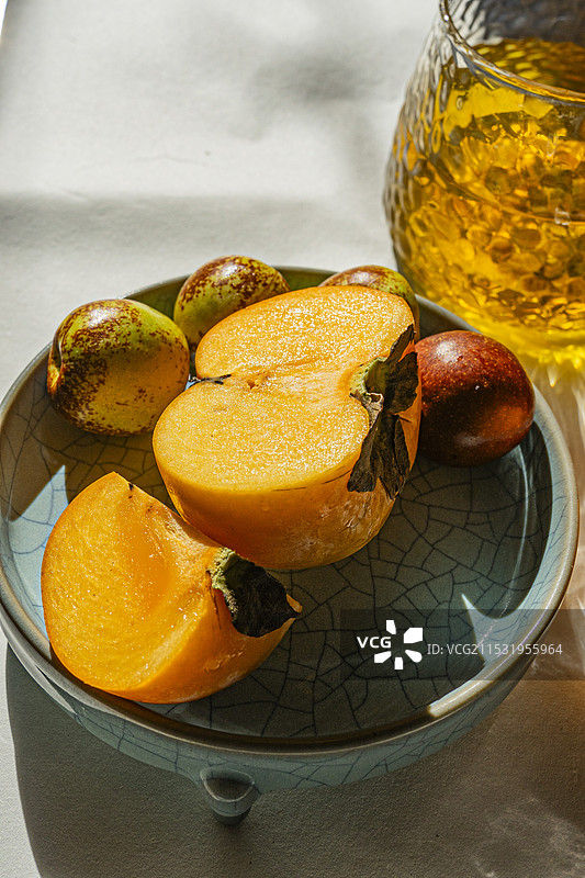 桌上盘子里水果的特写镜头图片素材