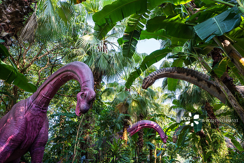 南宁青秀山恐龙乐园芭蕉树下的雷龙图片素材