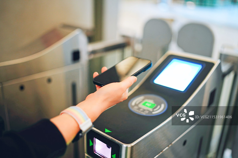 使用智能手机在交通枢纽进行现代数字支付图片素材