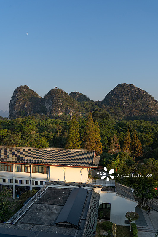 桂林美术馆与七星公园群峰图片素材