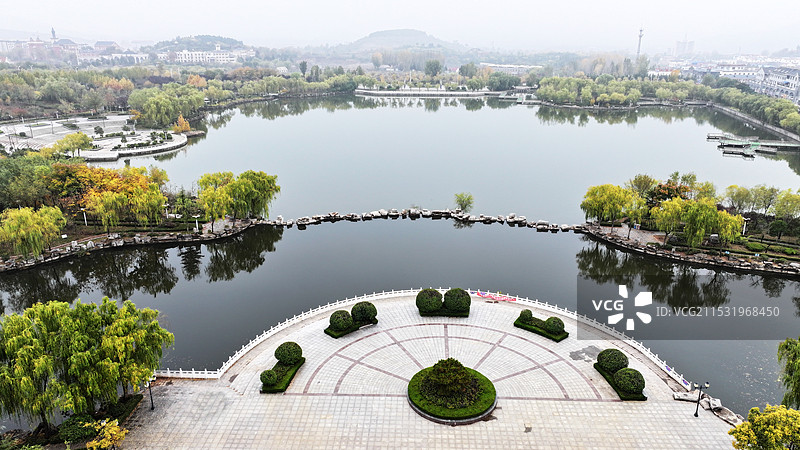 山东枣庄山亭区紫云湖树木色彩斑斓图片素材