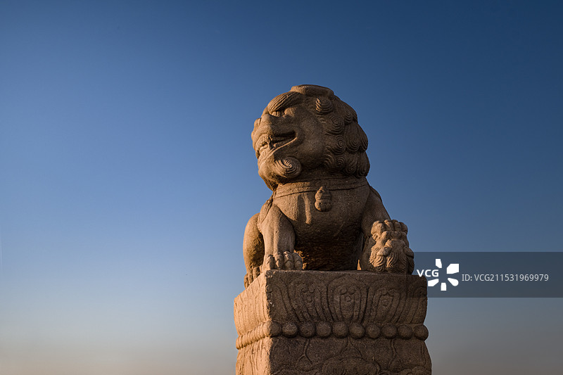 夕阳下卢沟桥的石狮子特写图片素材