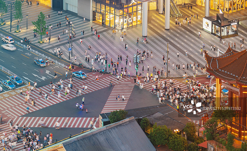长沙街头斑马线过马路人流图片素材