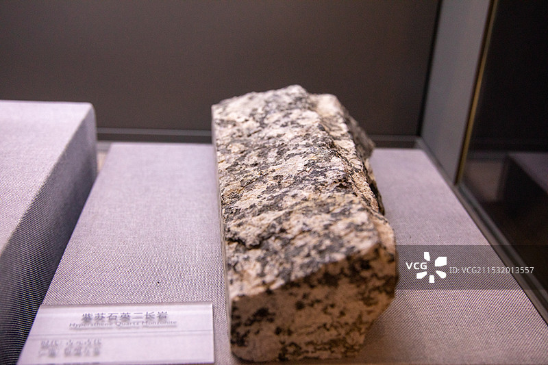 山西地质博物馆紫苏石英二长岩 时代:古元古代 产地 忻州五寨图片素材