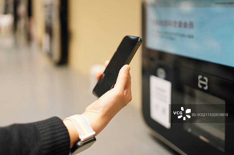 现代自助服务终端的无缝移动支付交互图片素材