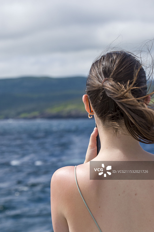圣约翰斯海边美女背影图片素材