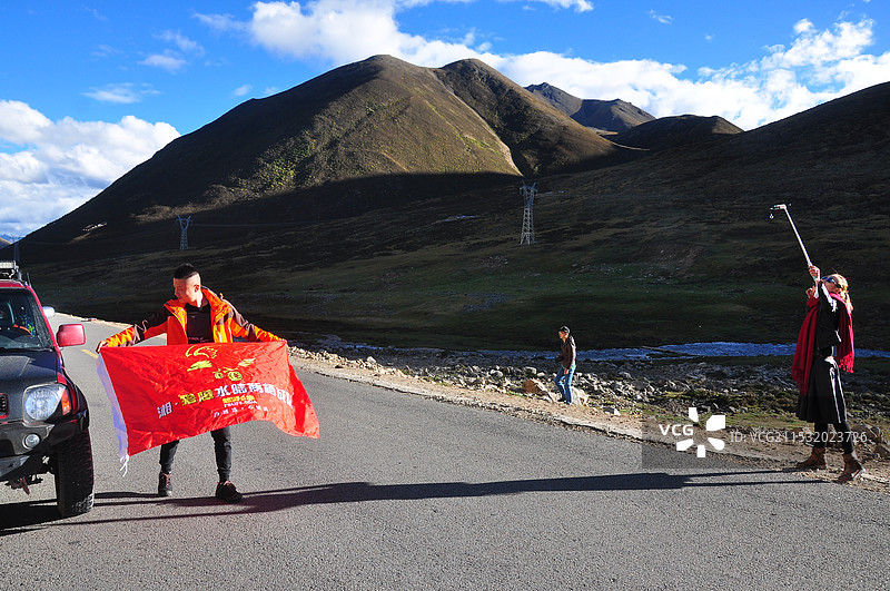 秋天蓝天白云下的高山和国道公路景色金黄图片素材