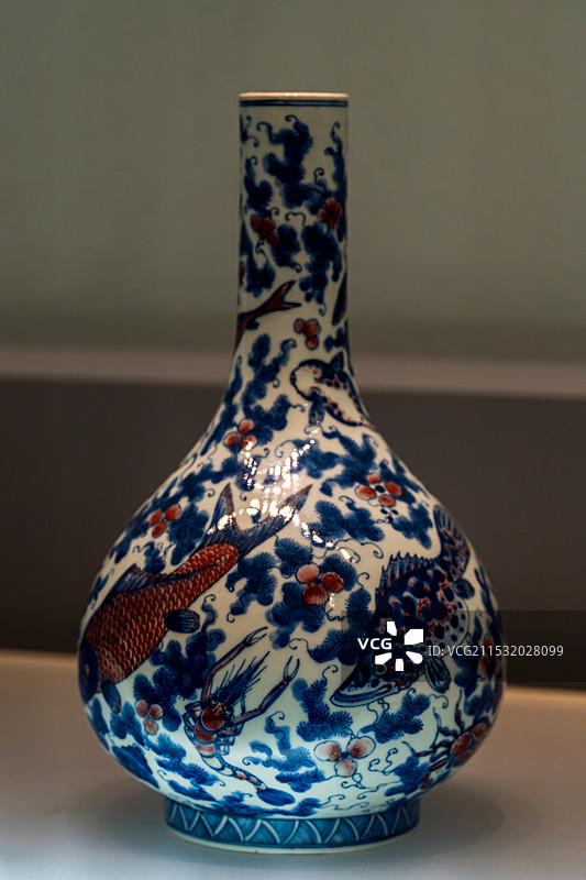 广西壮族自治区博物馆仿康熙款青花釉里红鱼藻纹胆瓶图片素材