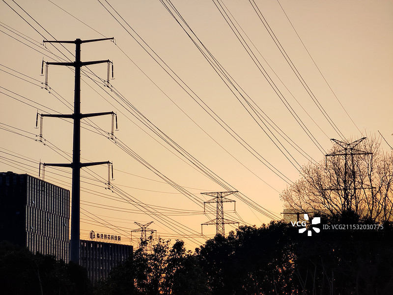 高压电线 高压铁塔 国家电网输电塔 夕阳晚霞剪影 上海高压走廊松江区九科绿洲段图片素材