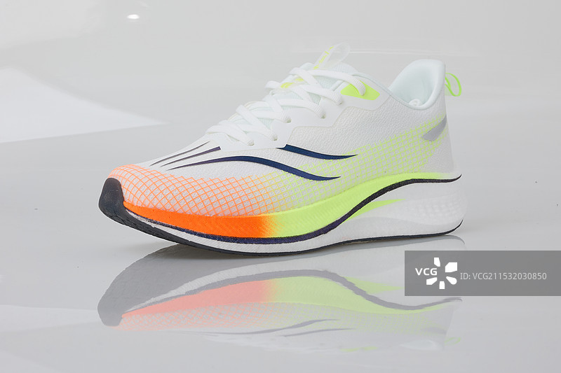 白色背景跑鞋图片素材