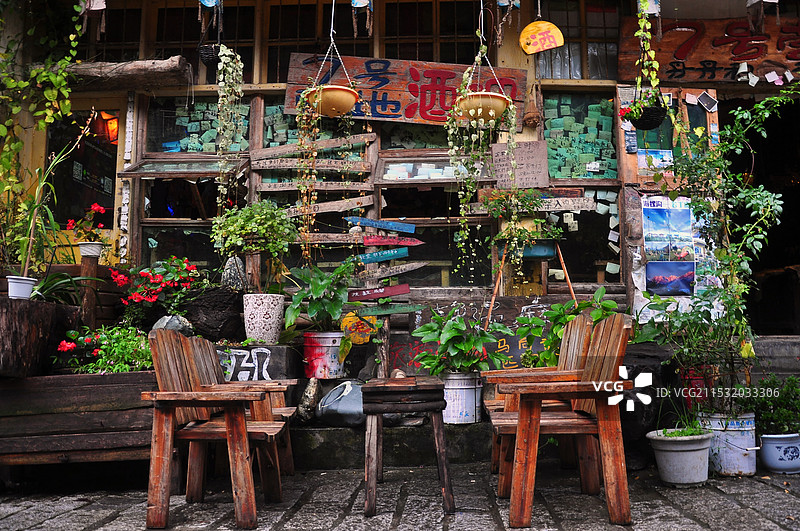 磨西古镇的街道和店铺古香古色的房屋和设施图片素材