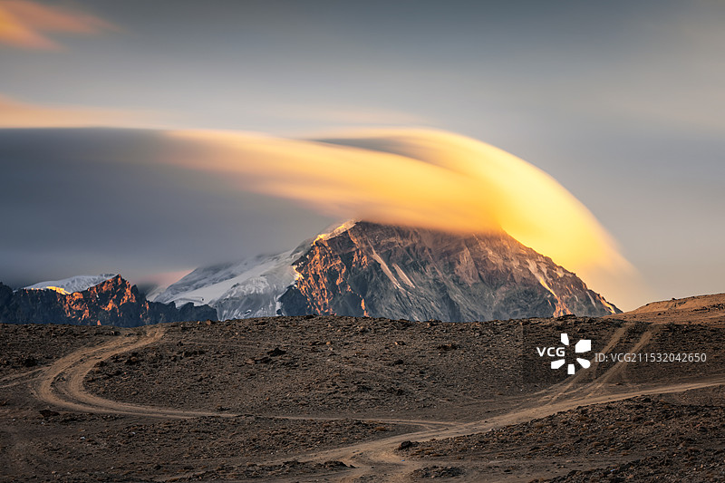 帕米尔高原上的雪山上的帽子云，日照金山图片素材