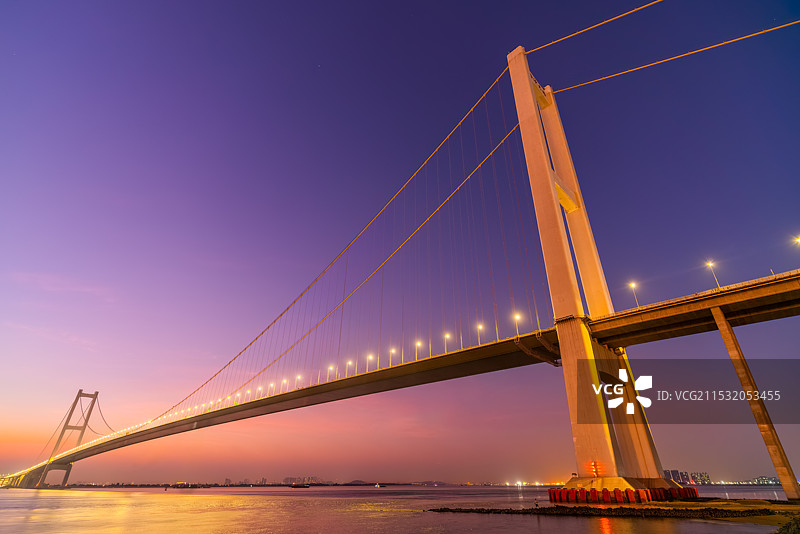 粉色夜空下跨狮子洋的南沙大桥图片素材